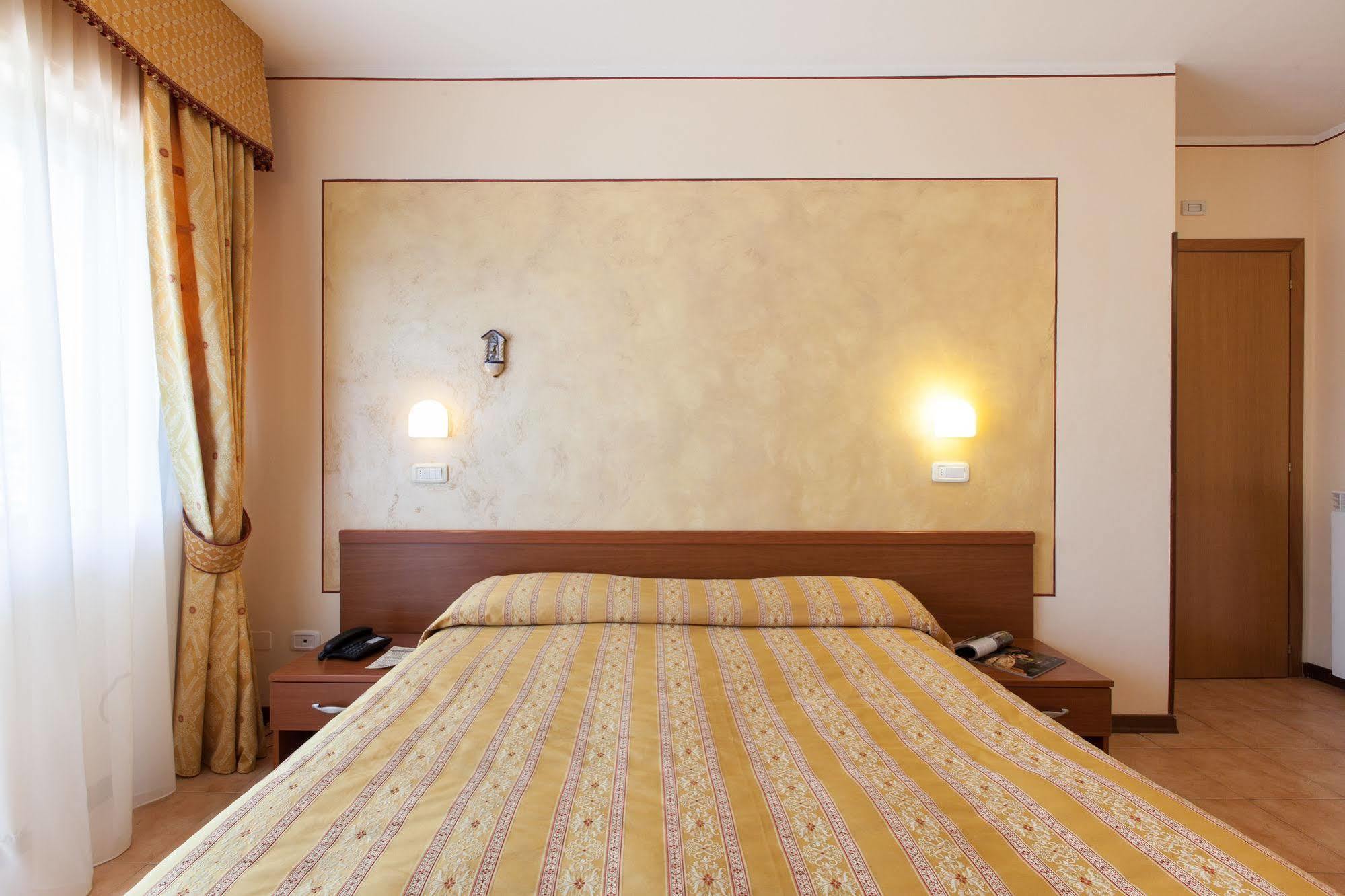 Hotel Fabbrini Abbadia San Salvator Exterior photo